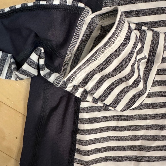 Lululemon bundle of 2 tops, 4/6 - Picture 5 of 7